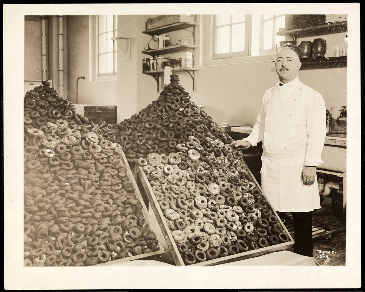 Ritratto del Chef Leoni con contenitori di ciambelle per l