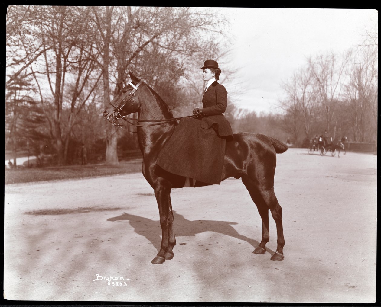 Ritratto di Miss Beach su un cavallo sul sentiero di briglia a Central Park, 1898 da Byron Company