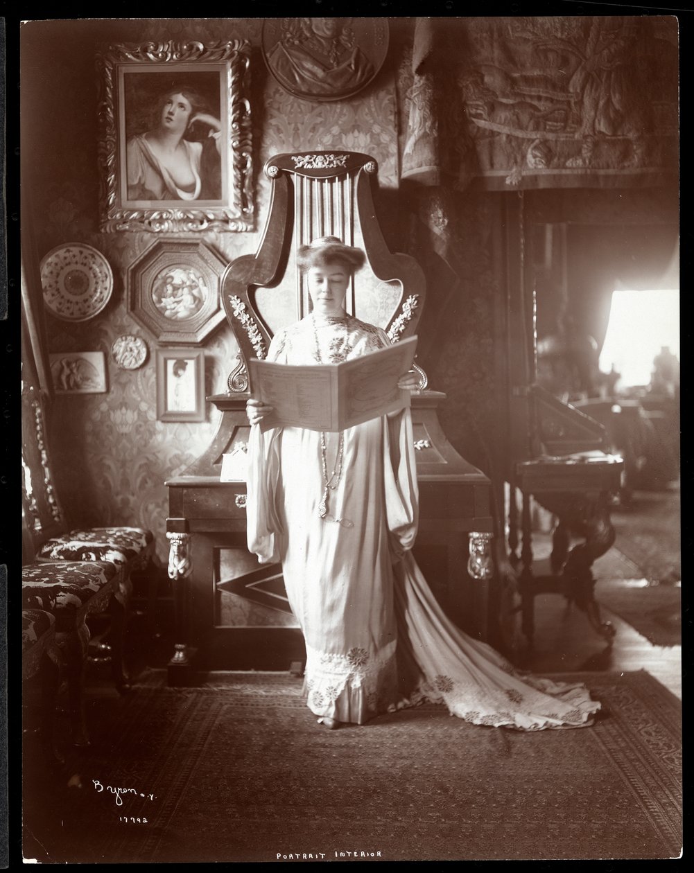 Ritratto della signora I. M. Clark in piedi con un libro aperto, 1904 da Byron Company