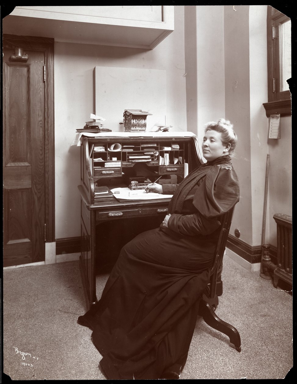 Ritratto di una donna non identificata a una scrivania in un ufficio a New York, 1904 da Byron Company