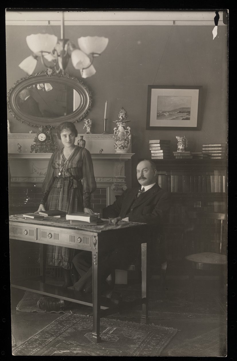 Ritratto del dentista Dr. Gibson e una donna nella sua residenza, c.1905 da Byron Company