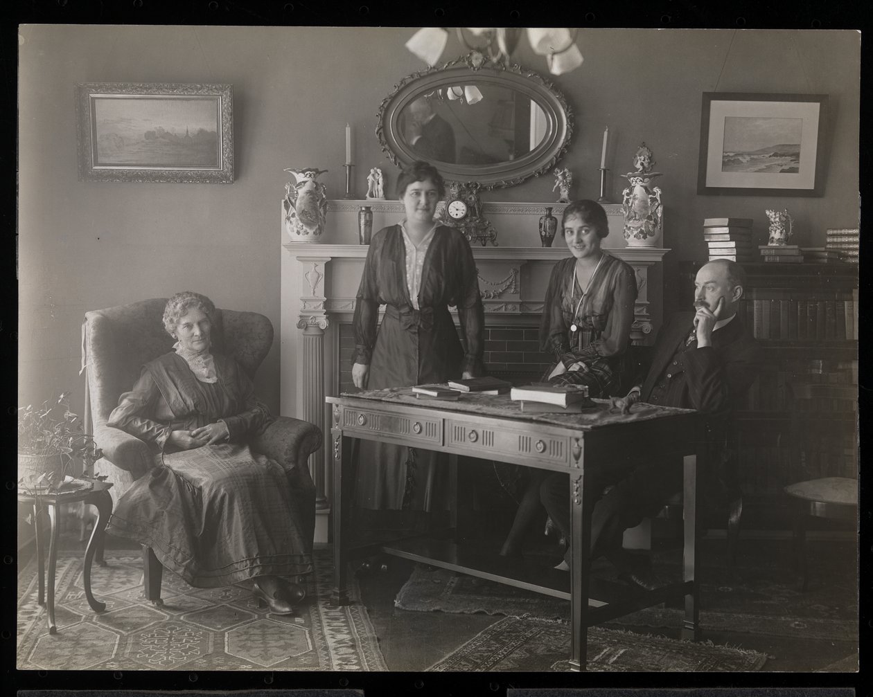 Ritratto del dentista Dr. Gibson e tre donne nella sua residenza, c.1905 da Byron Company