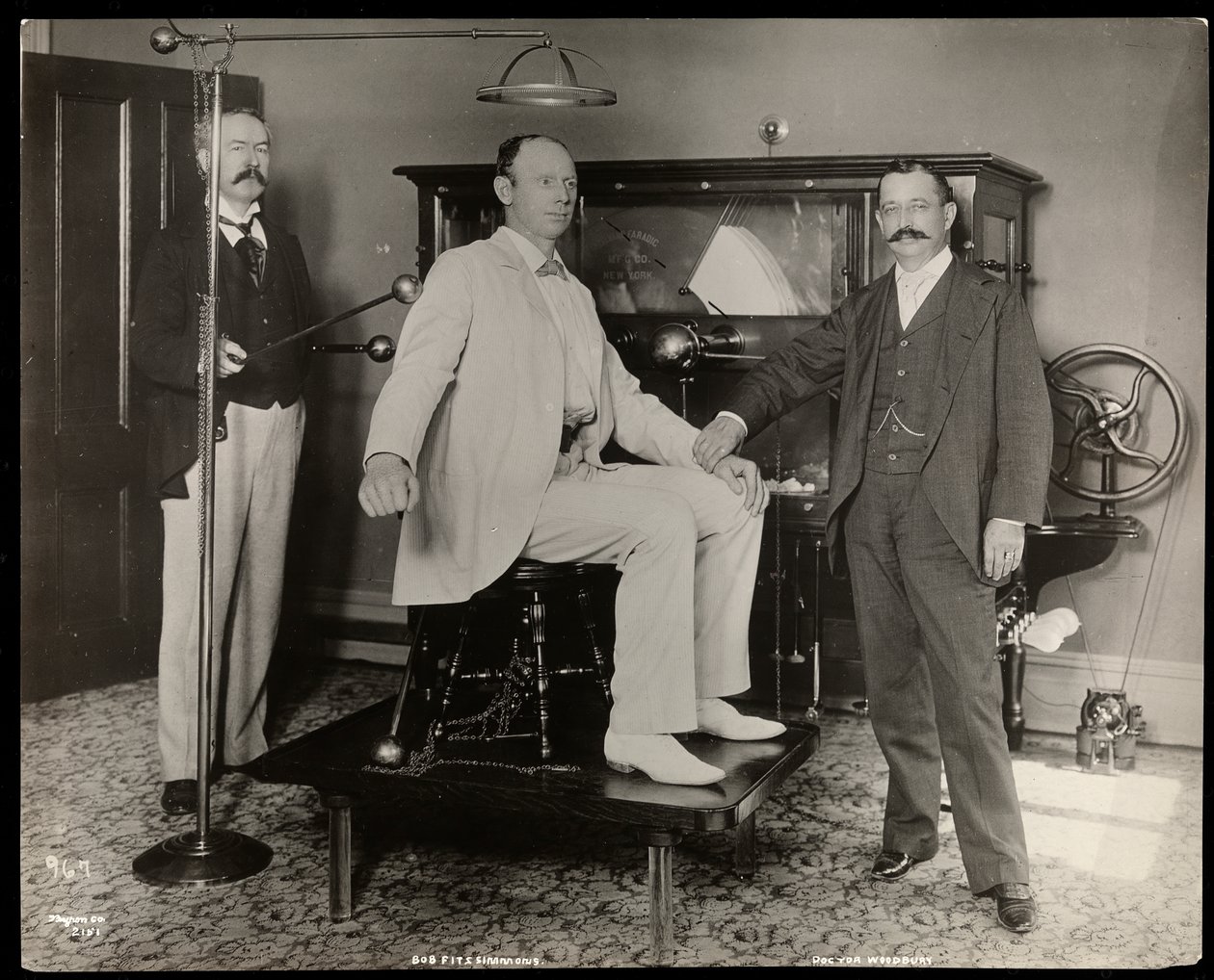 Il pugile Robert Prometheus Fitzsimmons nello studio del Dr. Woodbury a New York, 1895 da Byron Company