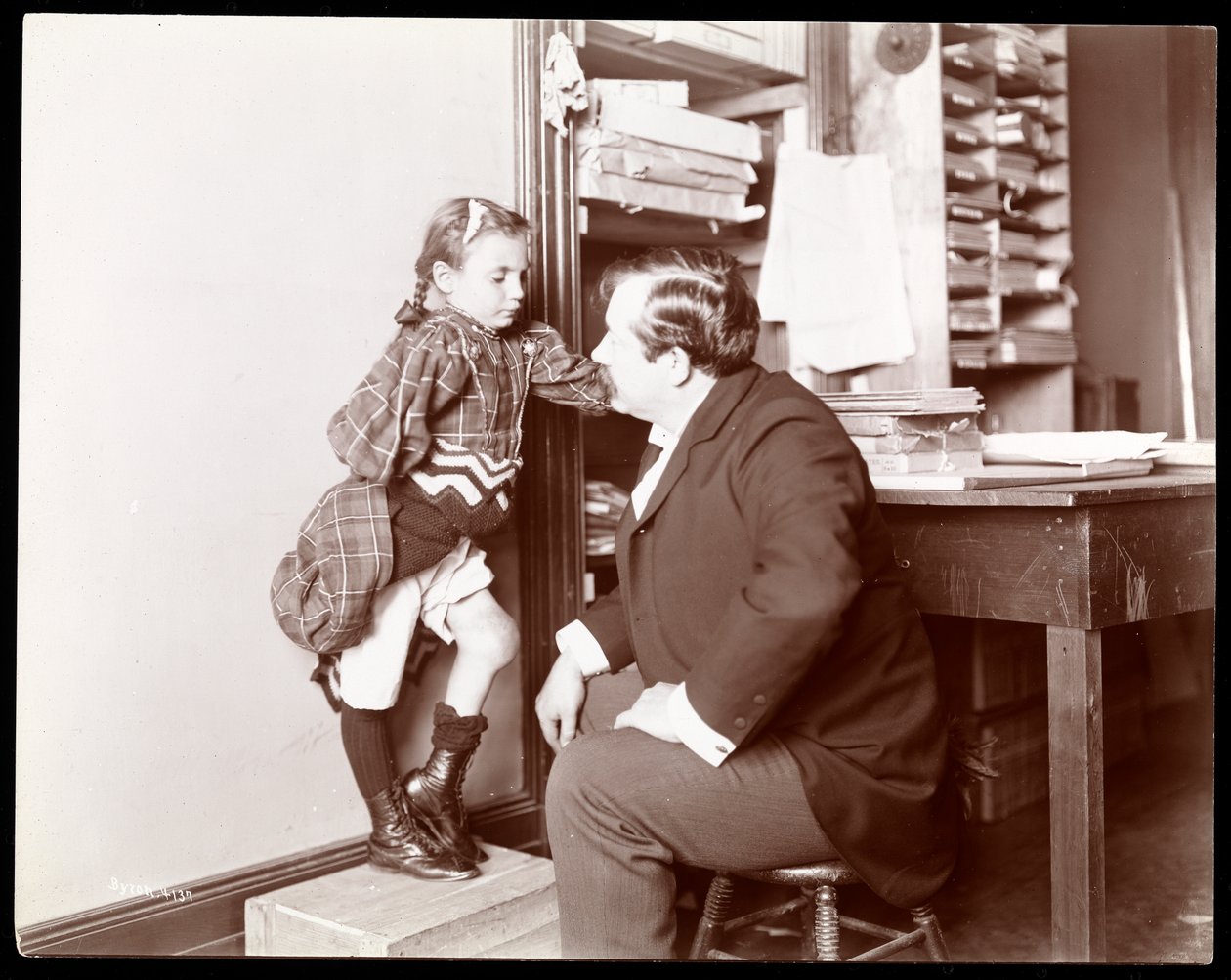 Professor Atkinson, un ortopedico inglese, con una giovane paziente, 1898 da Byron Company