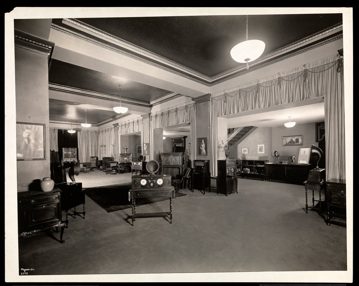 Radiolas disposti sul pavimento di una sala vendite Vocalion presso Aeolian Company, 29 West 42nd Street, New York, 1924 da Byron Company