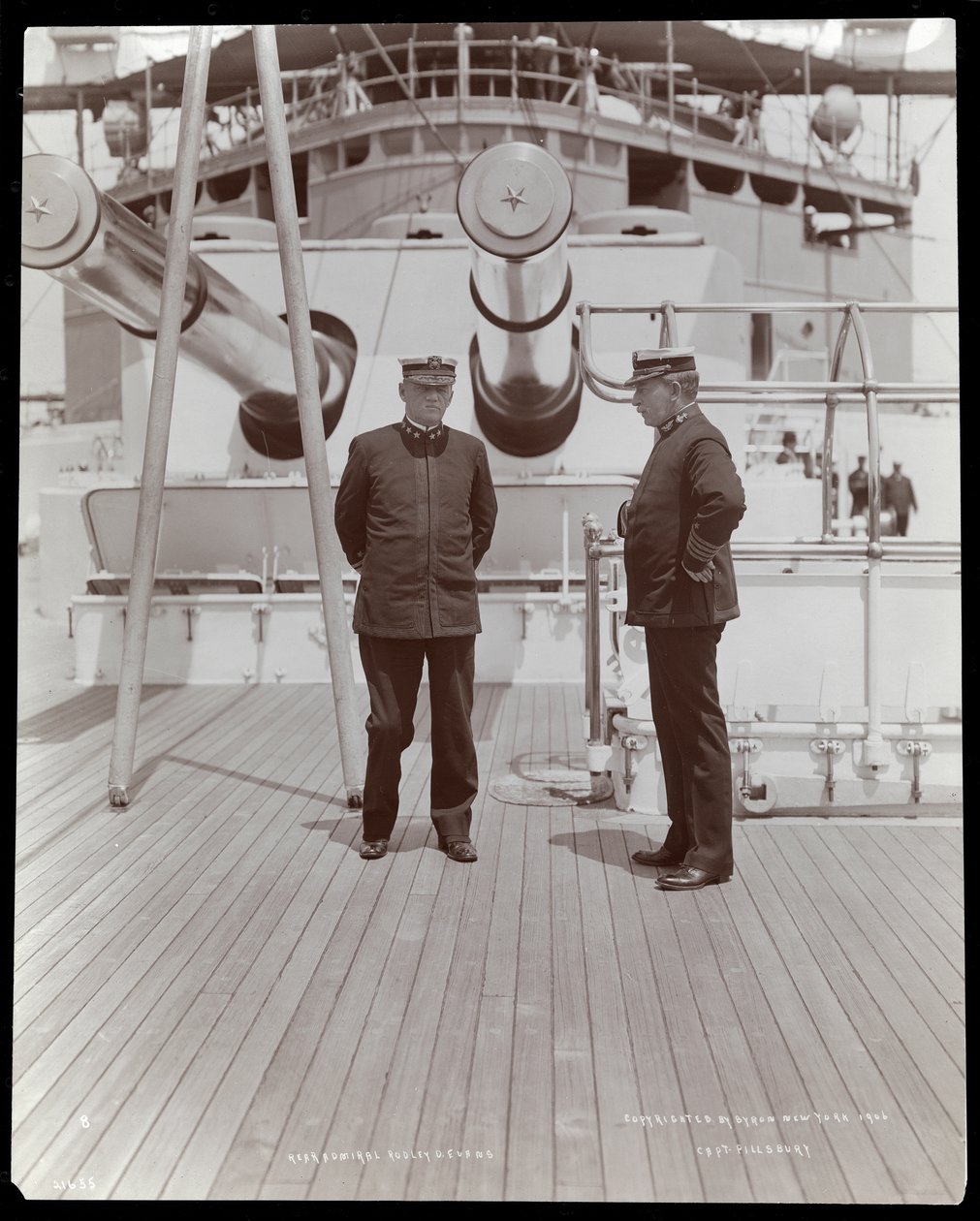Il retroammiraglio Robley Dunglison Evans e il capitano John Elliott Pillsbury sul ponte della U.S.S. Marine, 1906 da Byron Company