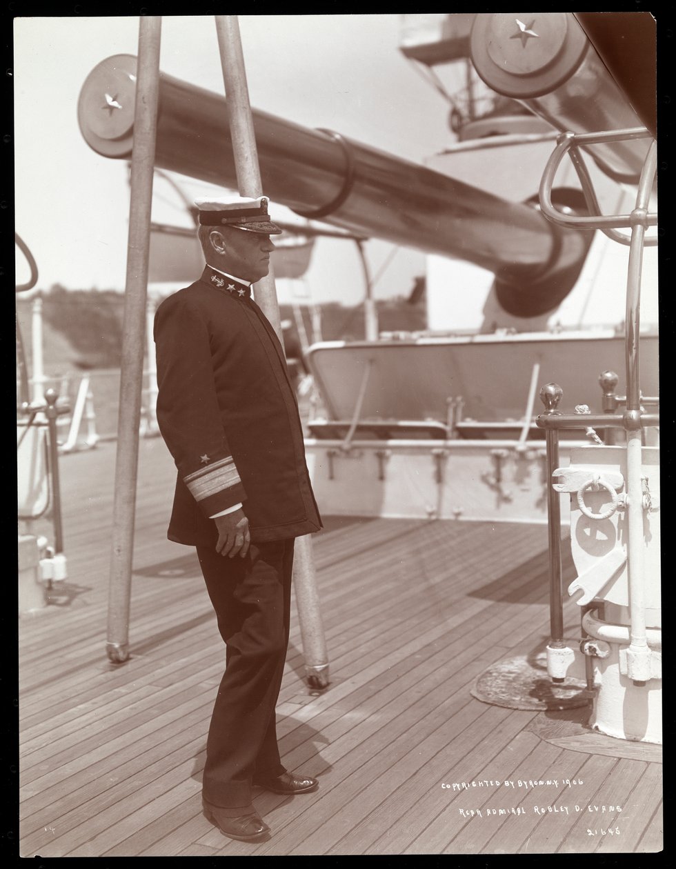 Contrammiraglio Robley Dunglison Evans sul ponte della U.S.S. Maine, 1906 da Byron Company