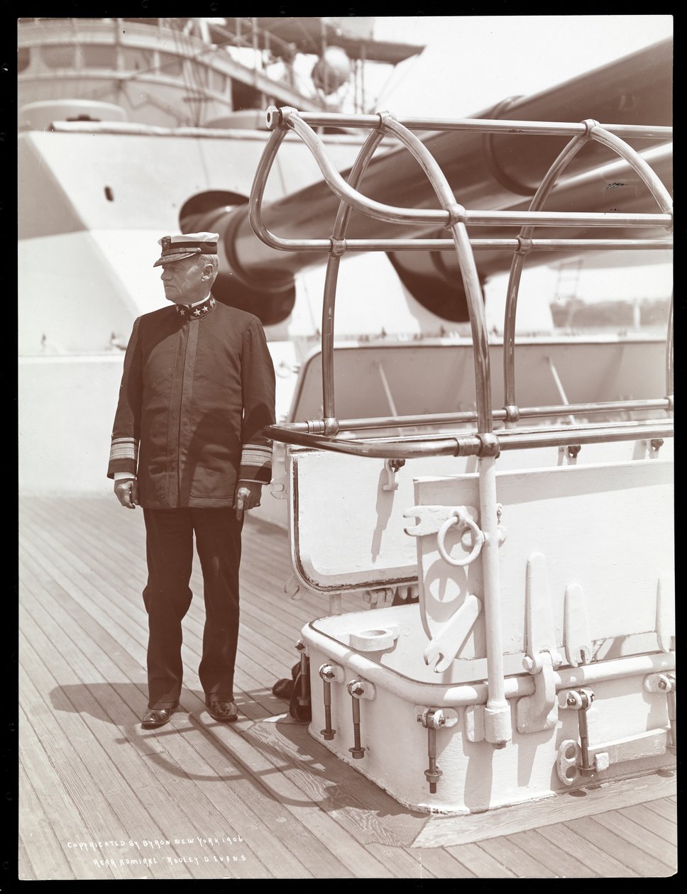 Contrammiraglio Robley Dunglison Evans sul ponte della U.S.S. Maine, 1906 da Byron Company