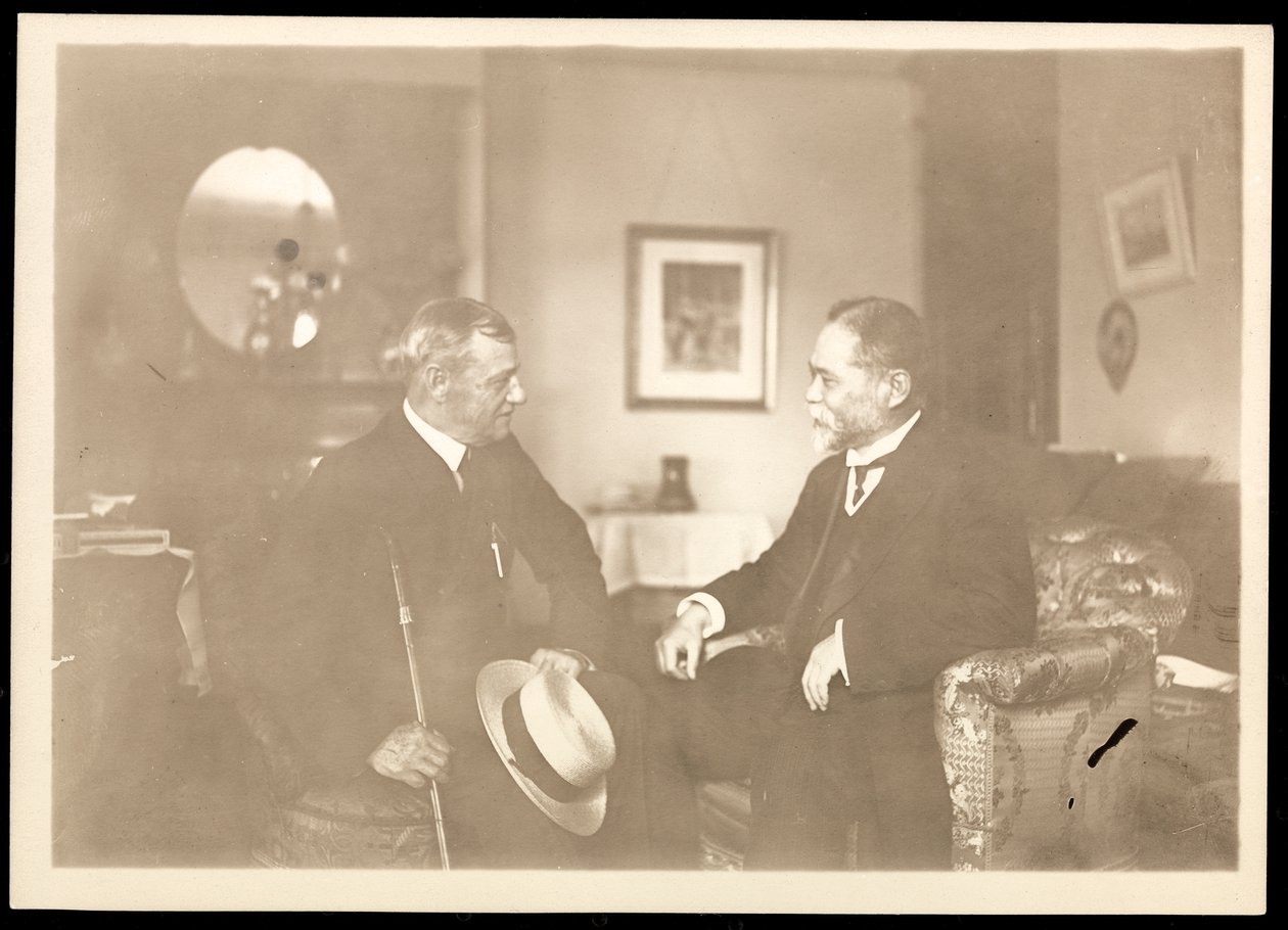 Il retroammiraglio Robley Dunglison Evans seduto con un altro uomo, 1906 da Byron Company