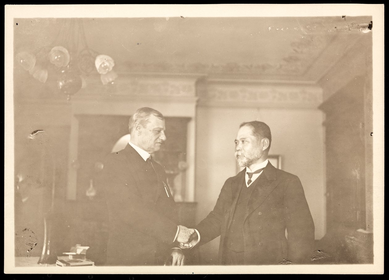 Il retroammiraglio Robley Dunglison Evans stringe la mano a un altro uomo, 1906 da Byron Company