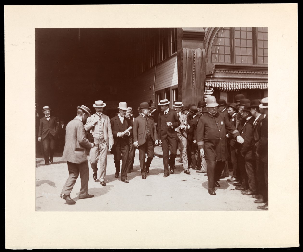 Richard Croker con folla, 1899 da Byron Company