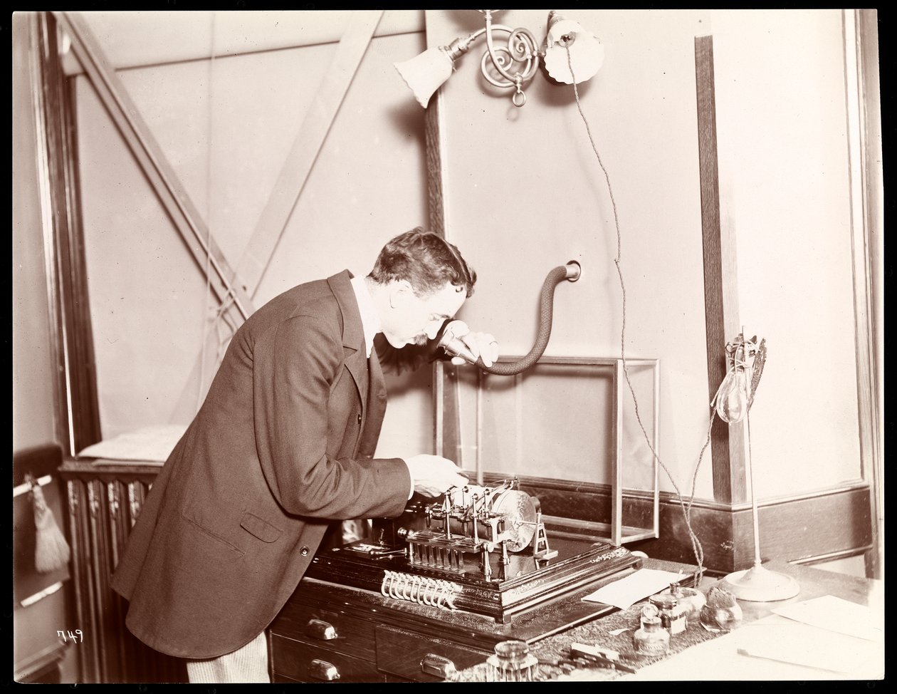 Il sergente Dunn alla stazione meteorologica, New York, 1895 da Byron Company
