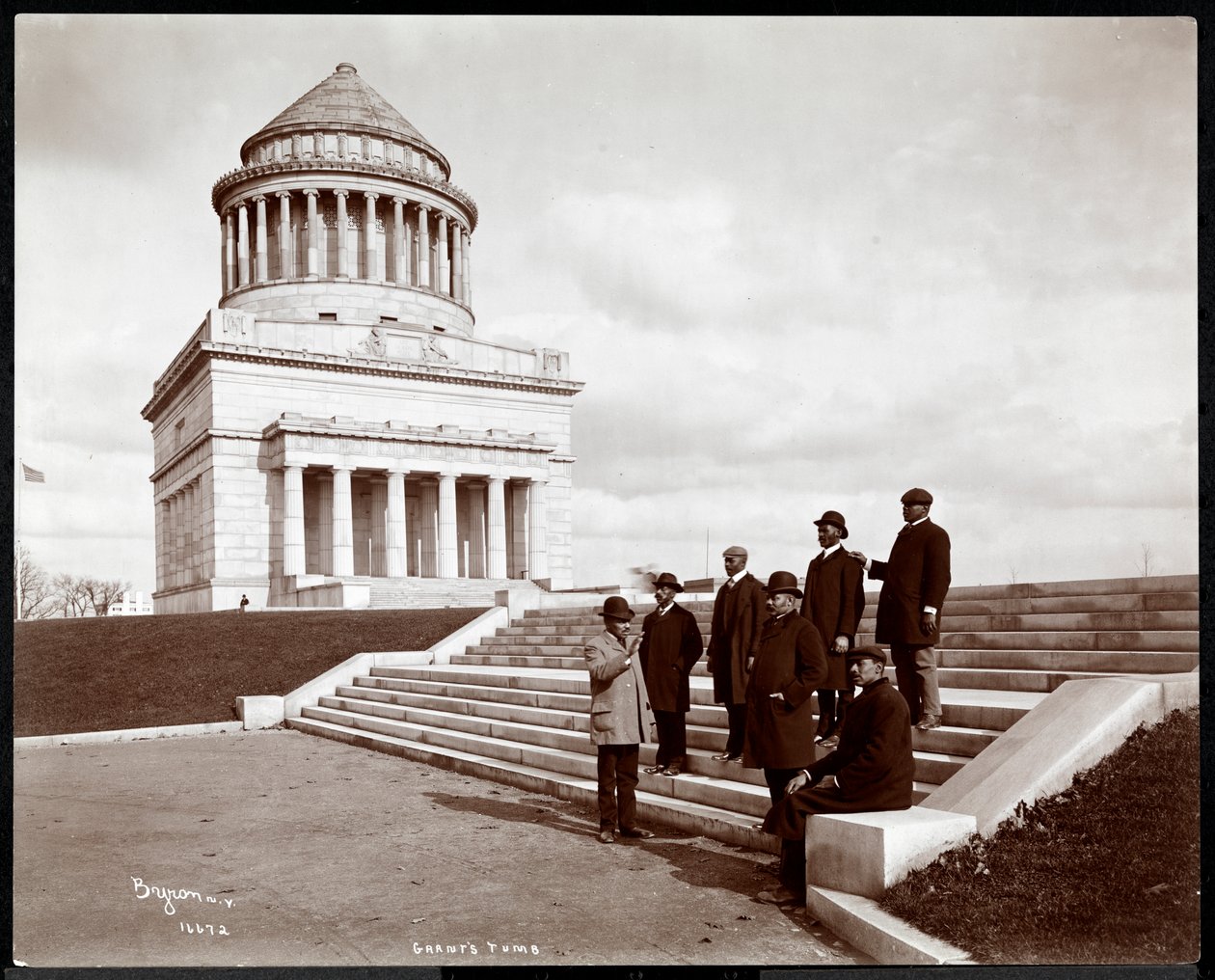 Sette uomini afroamericani che si allontanano dalla tomba di Grant su Riverside Drive, New York, 1903 da Byron Company