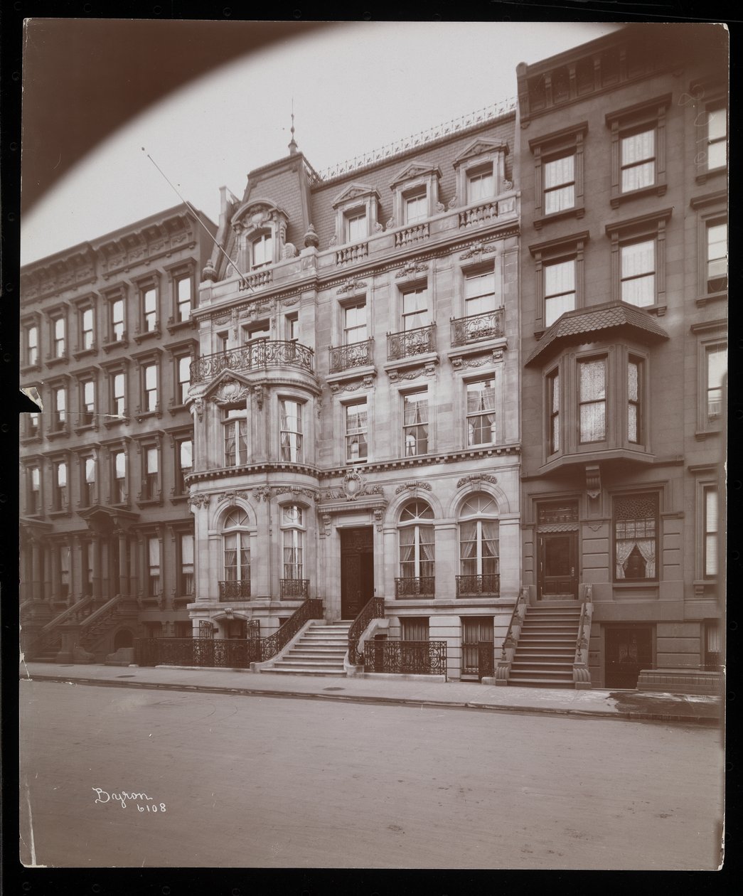 La residenza di John D. Crimmins al 40 East 68th Street, New York, 1898 da Byron Company
