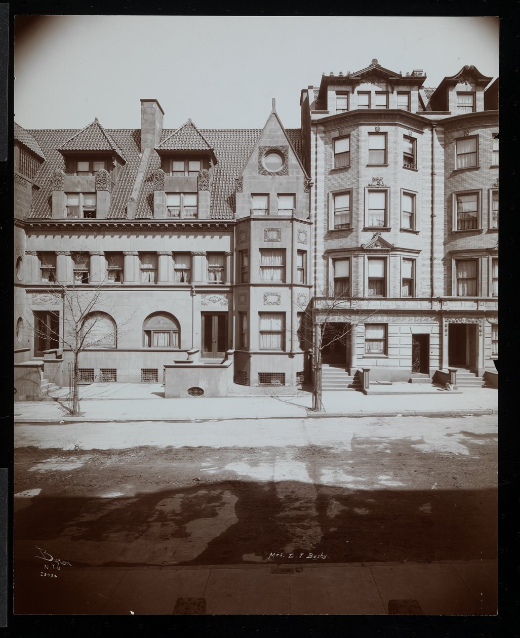 La residenza della signora Leonard J. Busby al 25 di Montgomery Place, Brooklyn, New York, 1907 da Byron Company