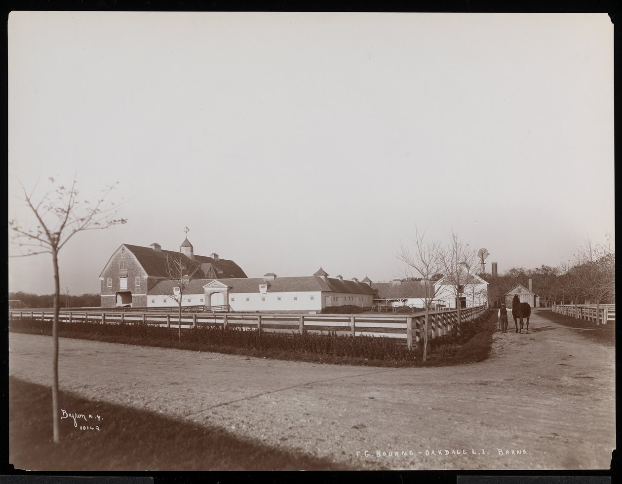 I fienili nella tenuta di F.G. Bourne a Oakdale, Long Island, New York, 1900 da Byron Company