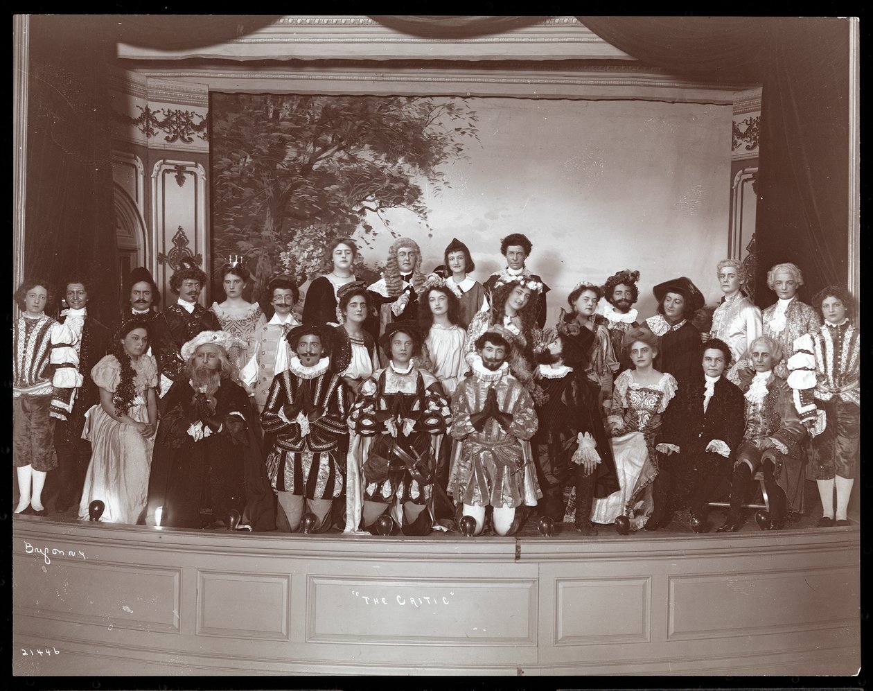 Il cast di una produzione amatoriale di una commedia intitolata The Critic presentata al Barnard College, New York da Byron Company
