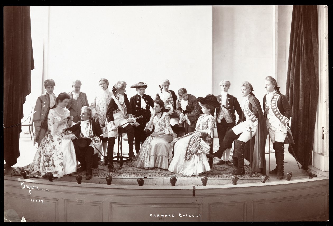 Il cast di una produzione amatoriale di una commedia non identificata presentata al Barnard College da Byron Company