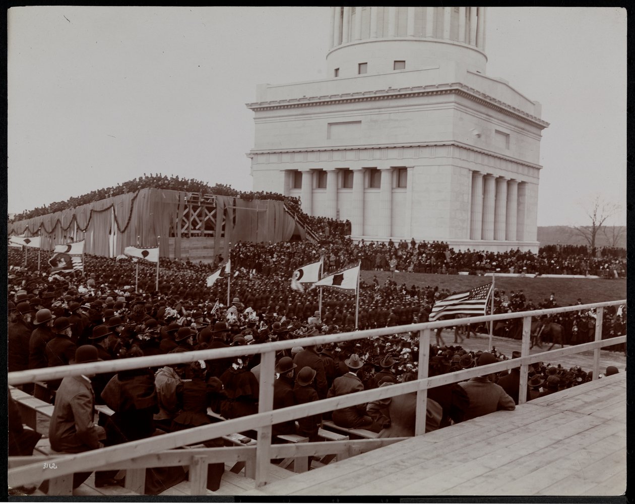 La tomba, i candeggiatori e la folla alla dedicazione della Tomba di Grant su Riverside Drive, presumibilmente il 27 aprile 1897, New York da Byron Company