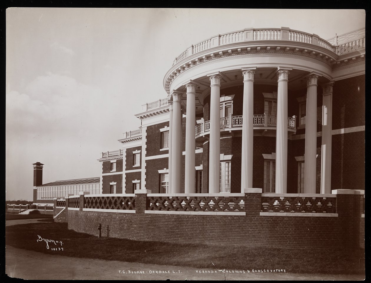 La veranda e la serra della casa principale nella tenuta di F.G. Bourne a Oakdale, Long Island, New York, 1900 da Byron Company