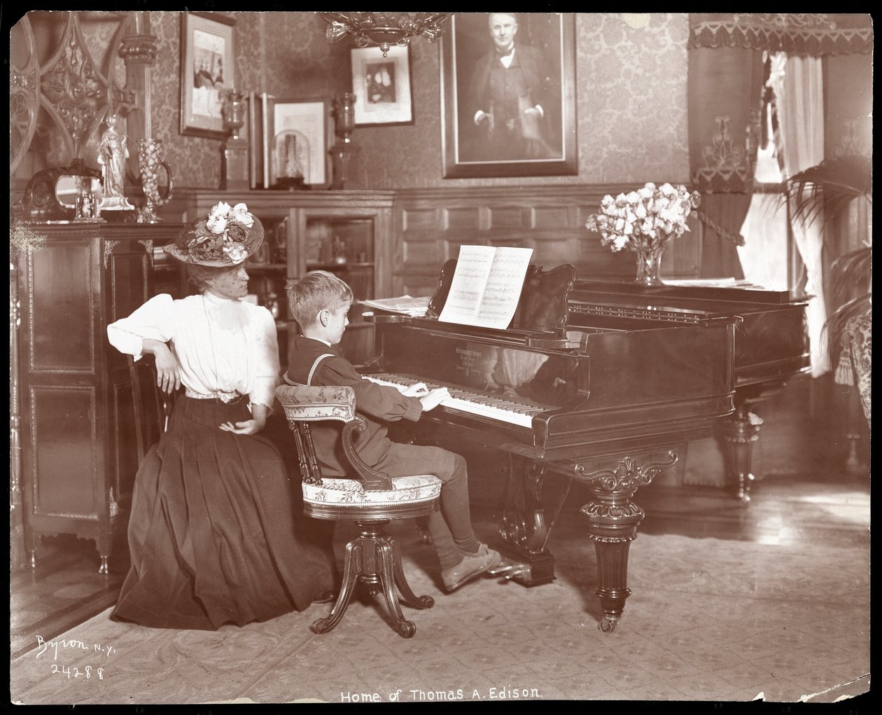 Theodore Edison e il suo insegnante di musica al pianoforte, 1907 da Byron Company