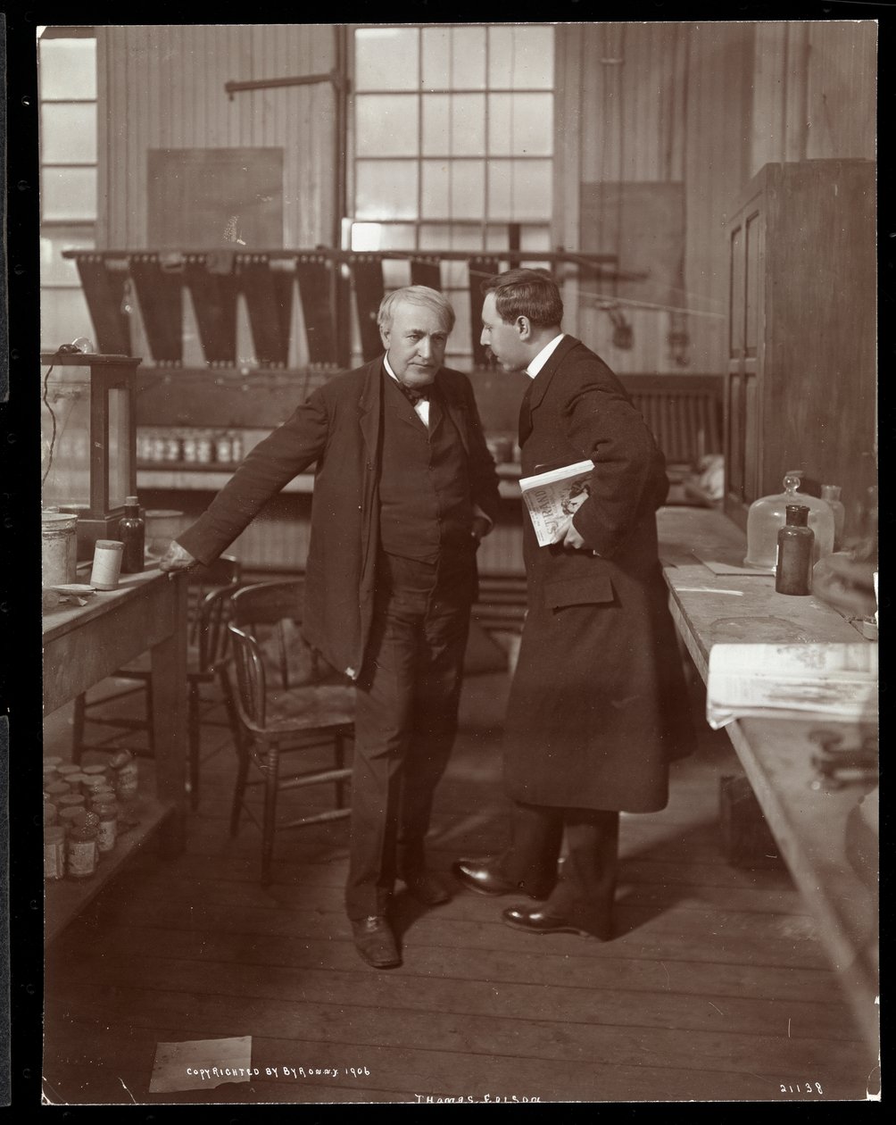 Thomas Edison e un intervistatore nel suo laboratorio, 1906 da Byron Company