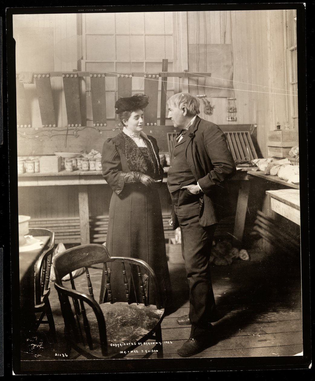 Thomas Edison e la sua seconda moglie nel suo laboratorio, 1906 da Byron Company