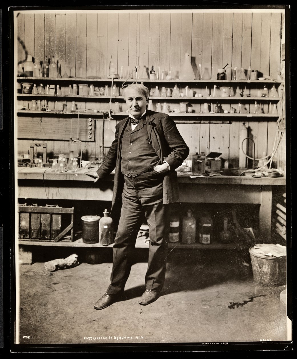 Thomas Edison nel suo laboratorio, 1906 da Byron Company