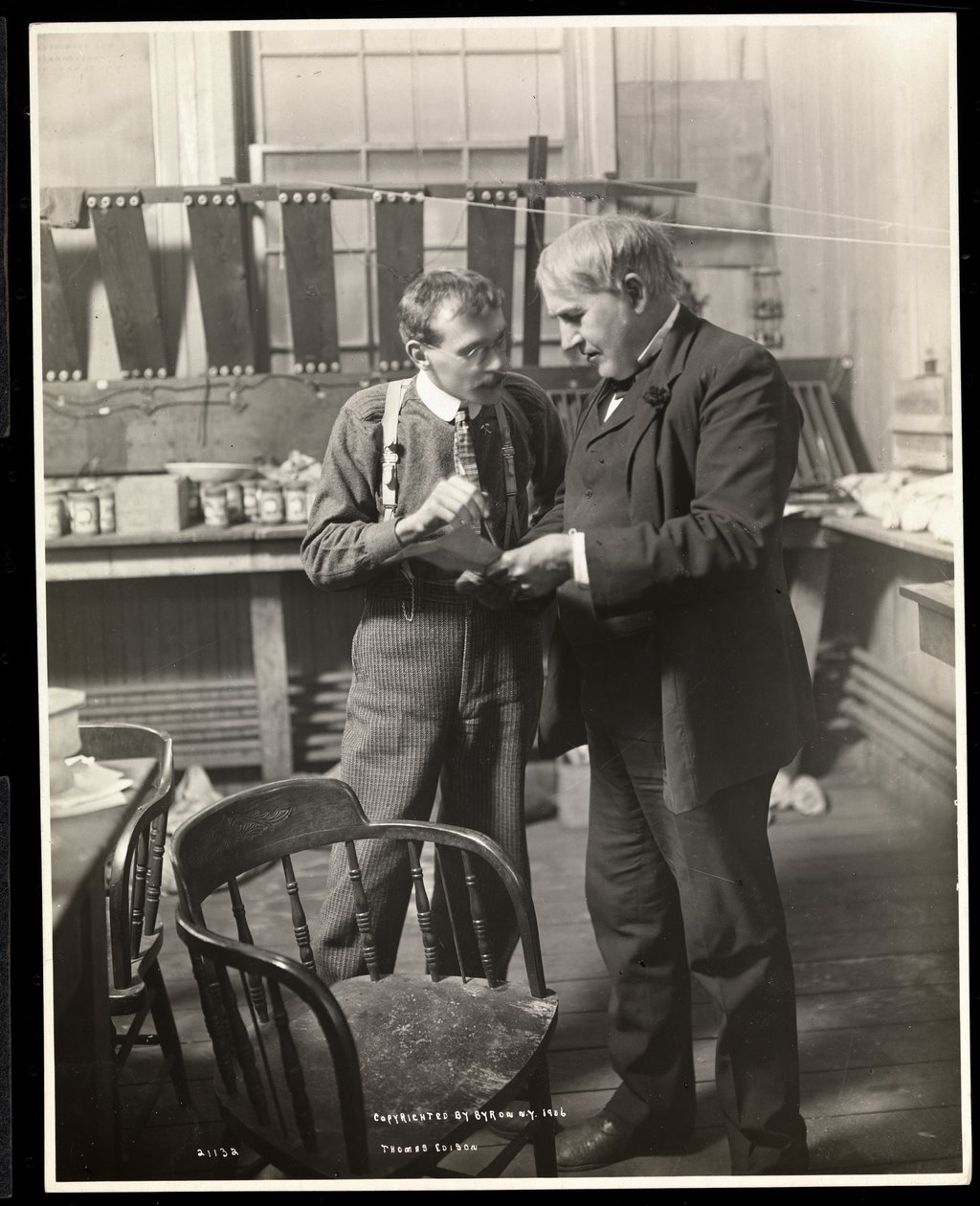 Thomas Edison nel suo laboratorio, 1906 da Byron Company