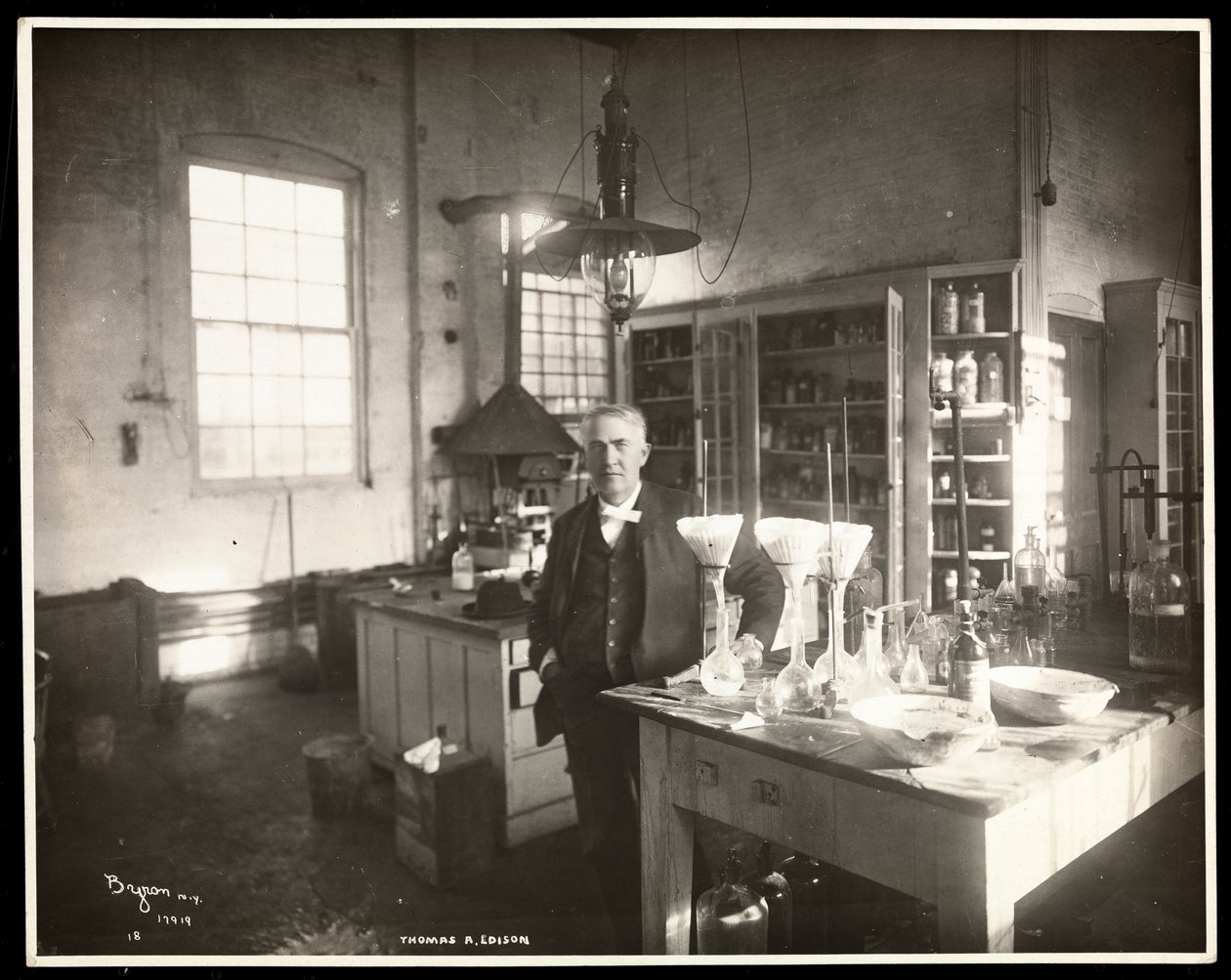 Thomas Edison nel suo laboratorio, 1920 da Byron Company