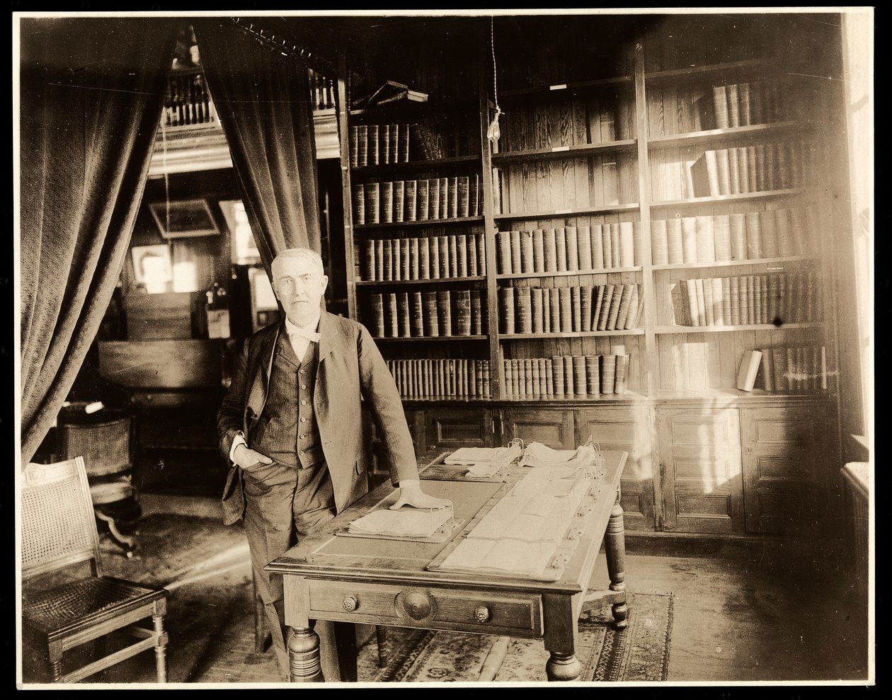 Thomas Edison nella sua biblioteca, 1904 da Byron Company