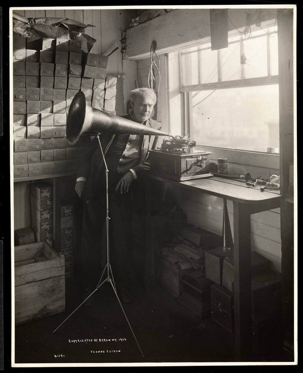 Thomas Edison accanto a un fonografo nel suo laboratorio, 1920 da Byron Company