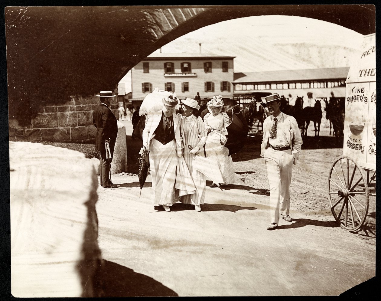 Tre donne e un uomo che camminano al Narragansett Pier con il carretto del fotografo itinerante, Rhode Island, 1891 da Byron Company