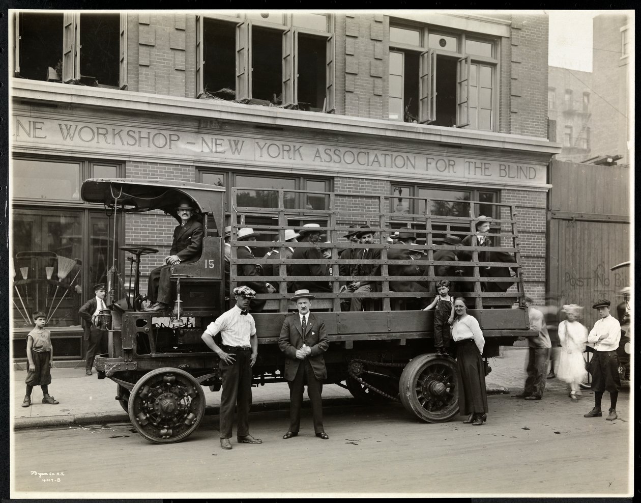 Carico di uomini ciechi pronti a partire per un picnic dal Bourne Memorial Building, New York, 1920 da Byron Company