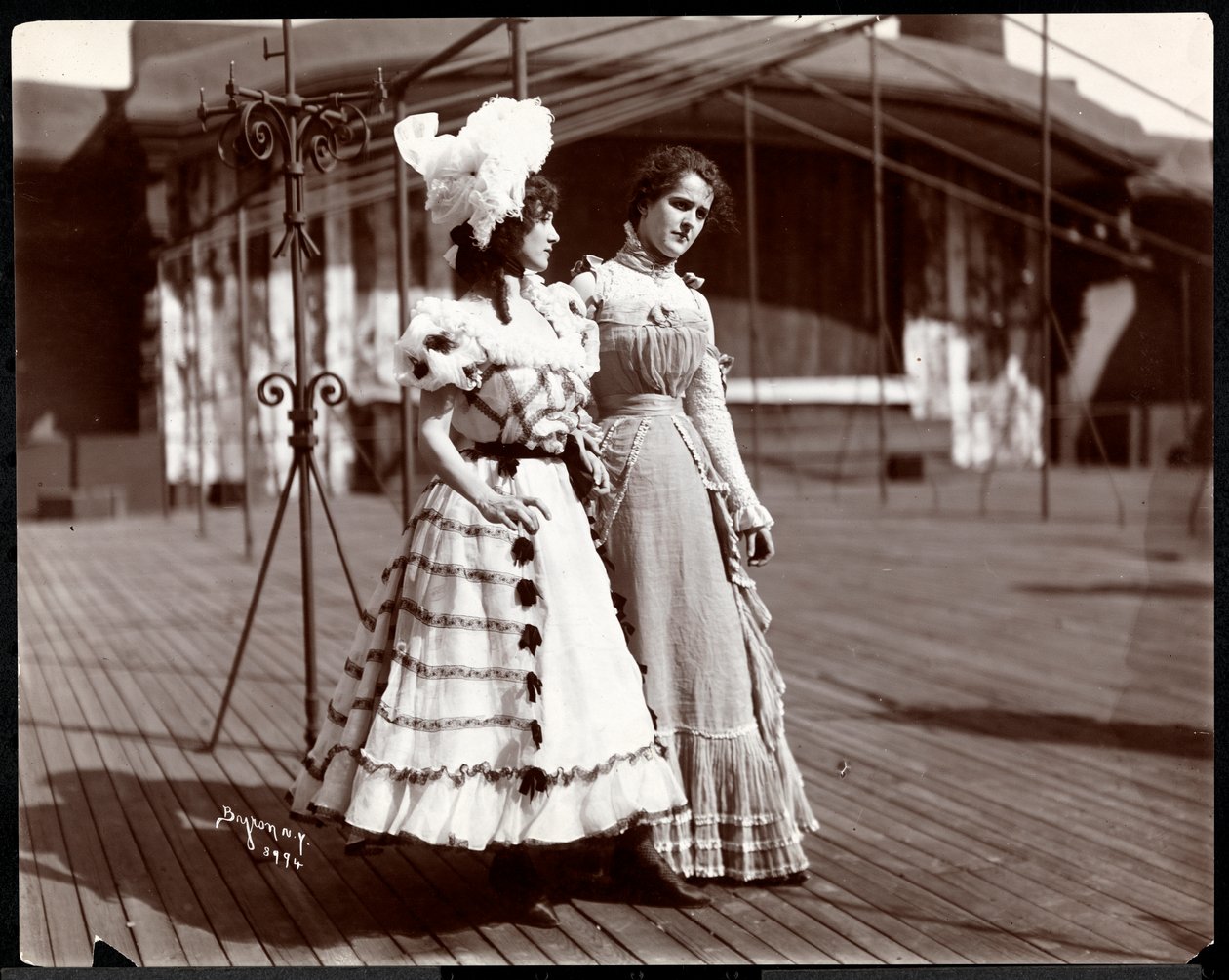 Due attrici in costume che provano sul tetto di quello che probabilmente è il New York Theatre, New York, 1900 da Byron Company
