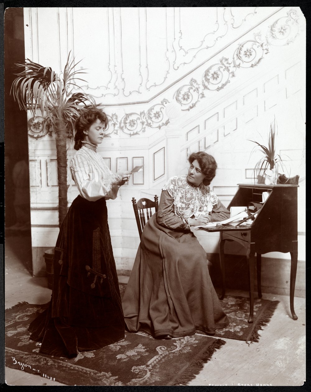 Due donne di scena su un set teatrale, recitazione, New York, 1904 da Byron Company