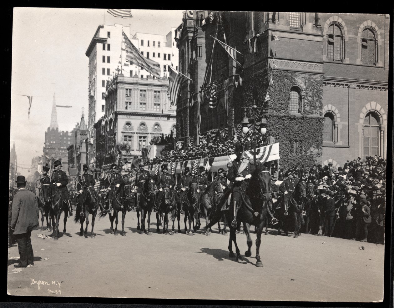 Veduta del generale Roe e dello staff del governatore a cavallo nella parata di Dewey sulla Fifth Avenue, New York, 1938 da Byron Company