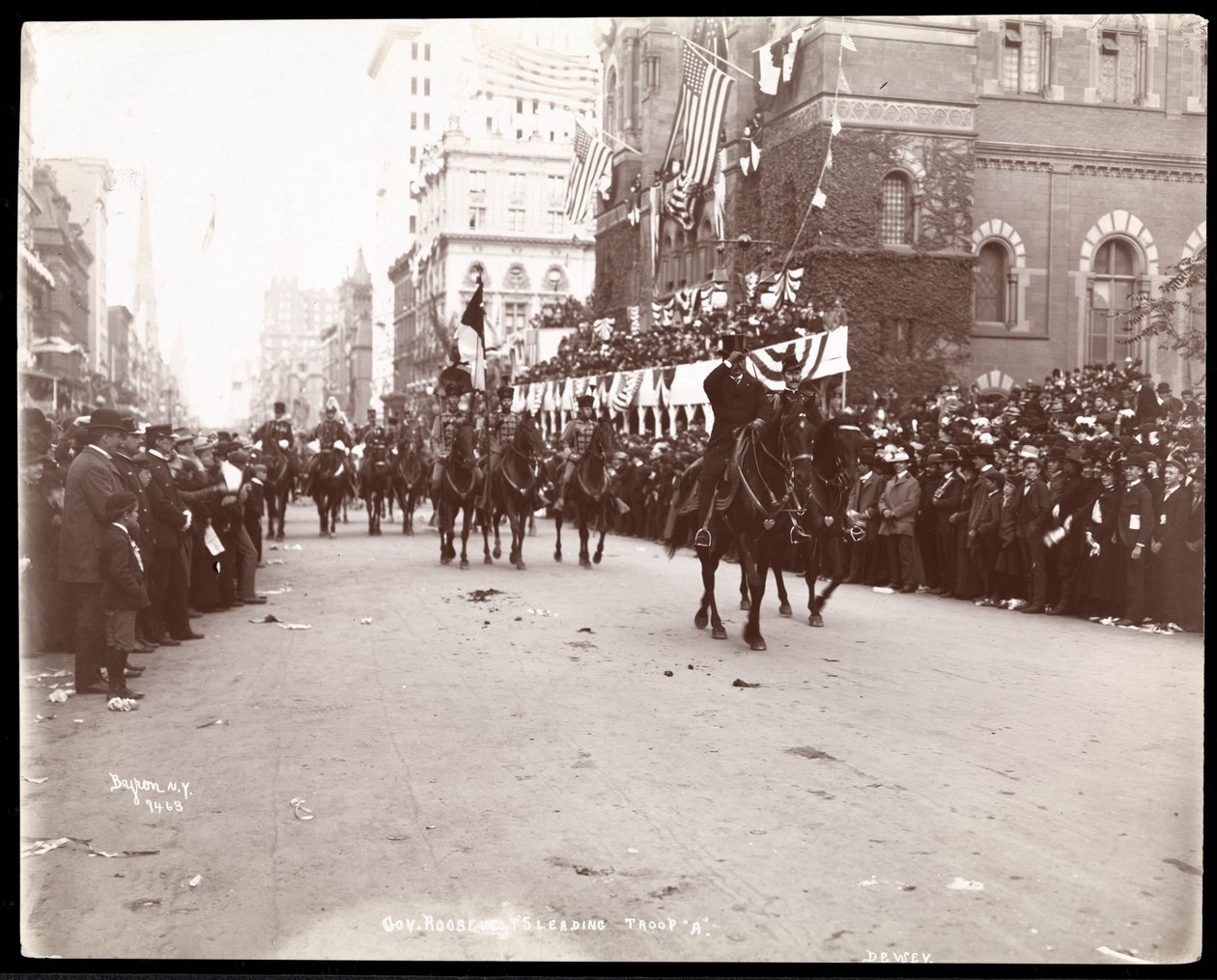 Veduta del governatore Theodore Roosevelt che guida la truppa A nella parata di Dewey sulla Fifth Avenue, New York, 1899 da Byron Company
