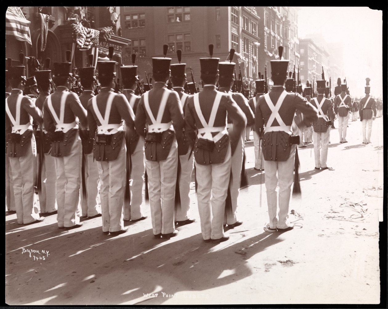 Veduta dei cadetti di West Point nella parata di Dewey sulla Fifth Avenue, New York, 1899 da Byron Company