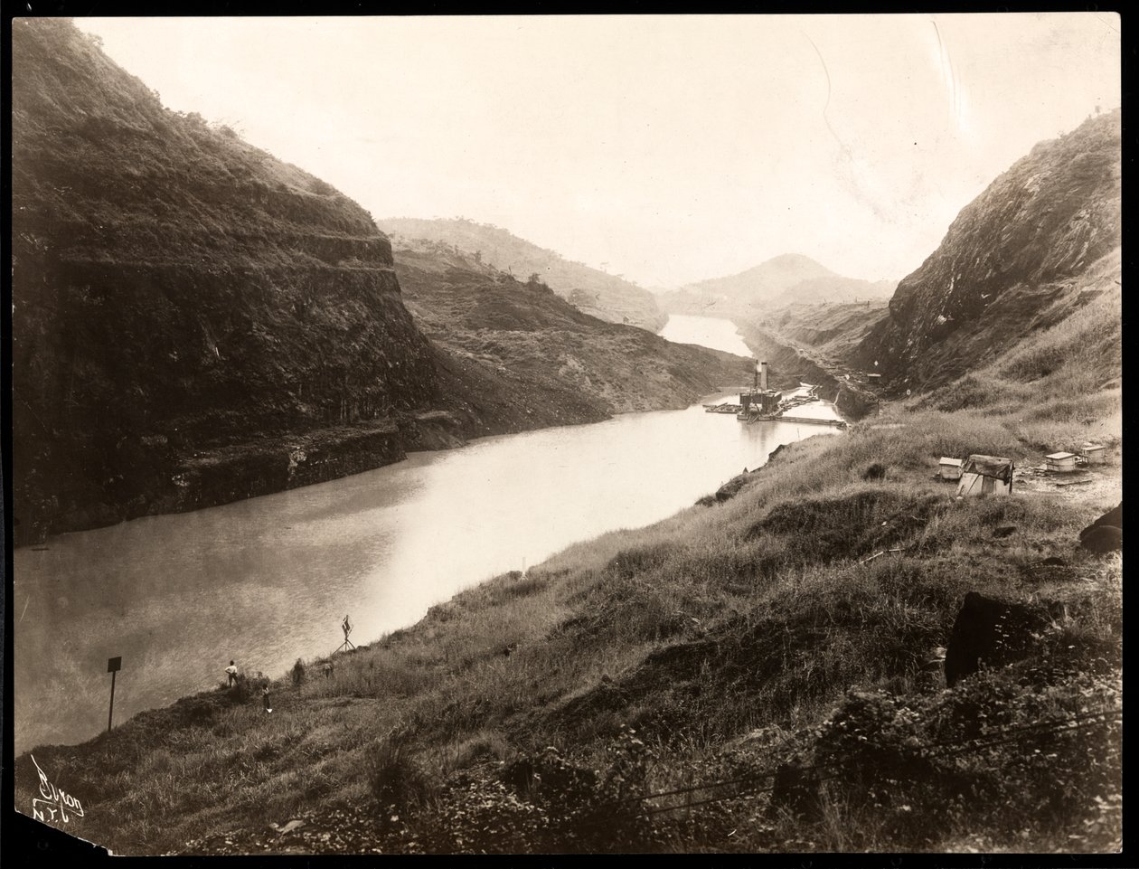 Vista di una porzione appena scavata del Canale di Panama durante la costruzione, 1912 o 1913 da Byron Company