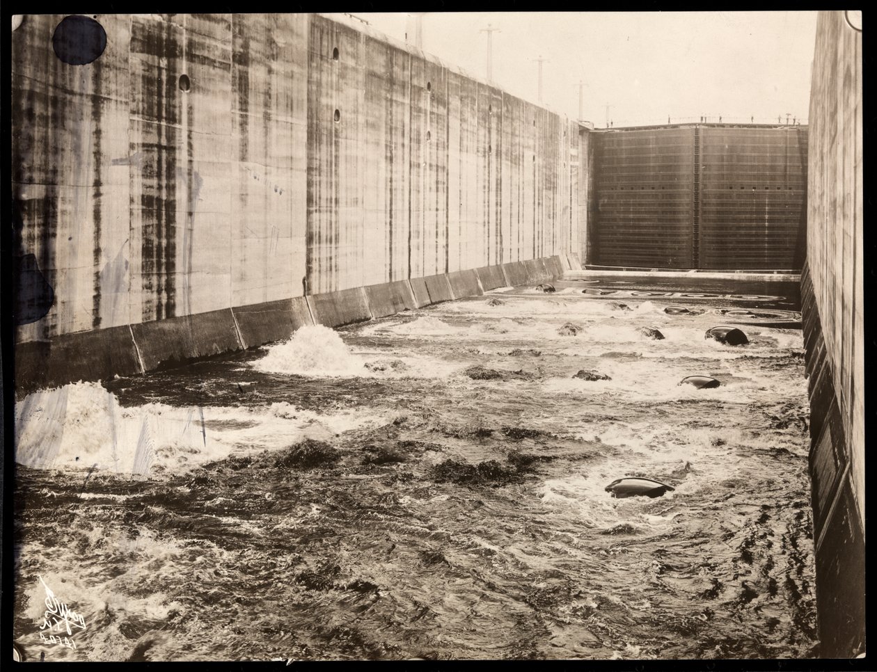 Veduta di una chiusa durante la costruzione del Canale di Panama da Byron Company