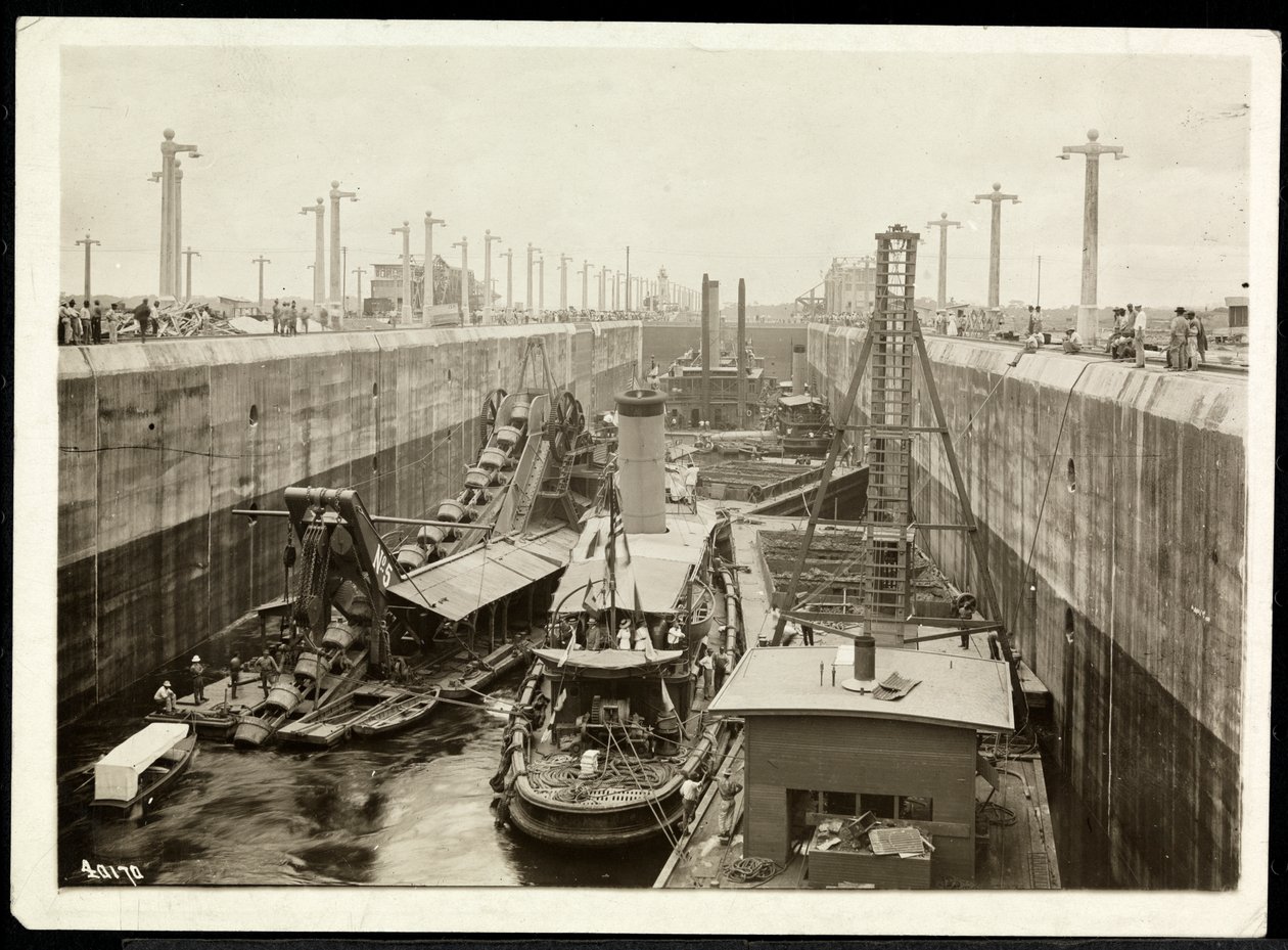 Veduta delle chiatte nel Canale di Panama in costruzione, 1912 o 1913 da Byron Company