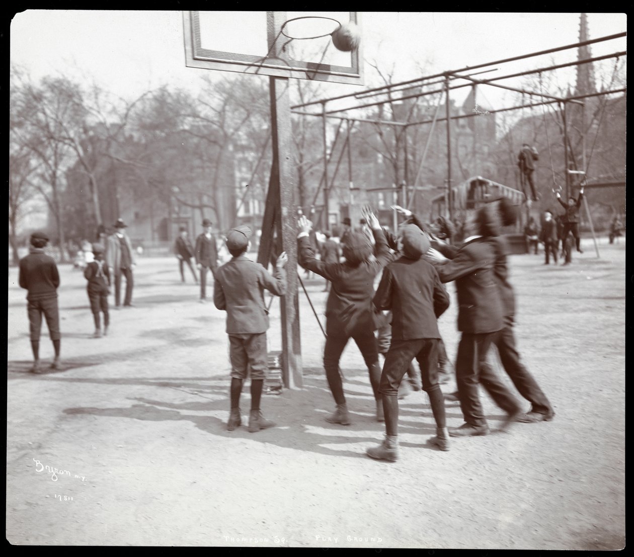 Veduta di ragazzi che giocano a basket in un campo a Tompkins Square Park il Giorno dell