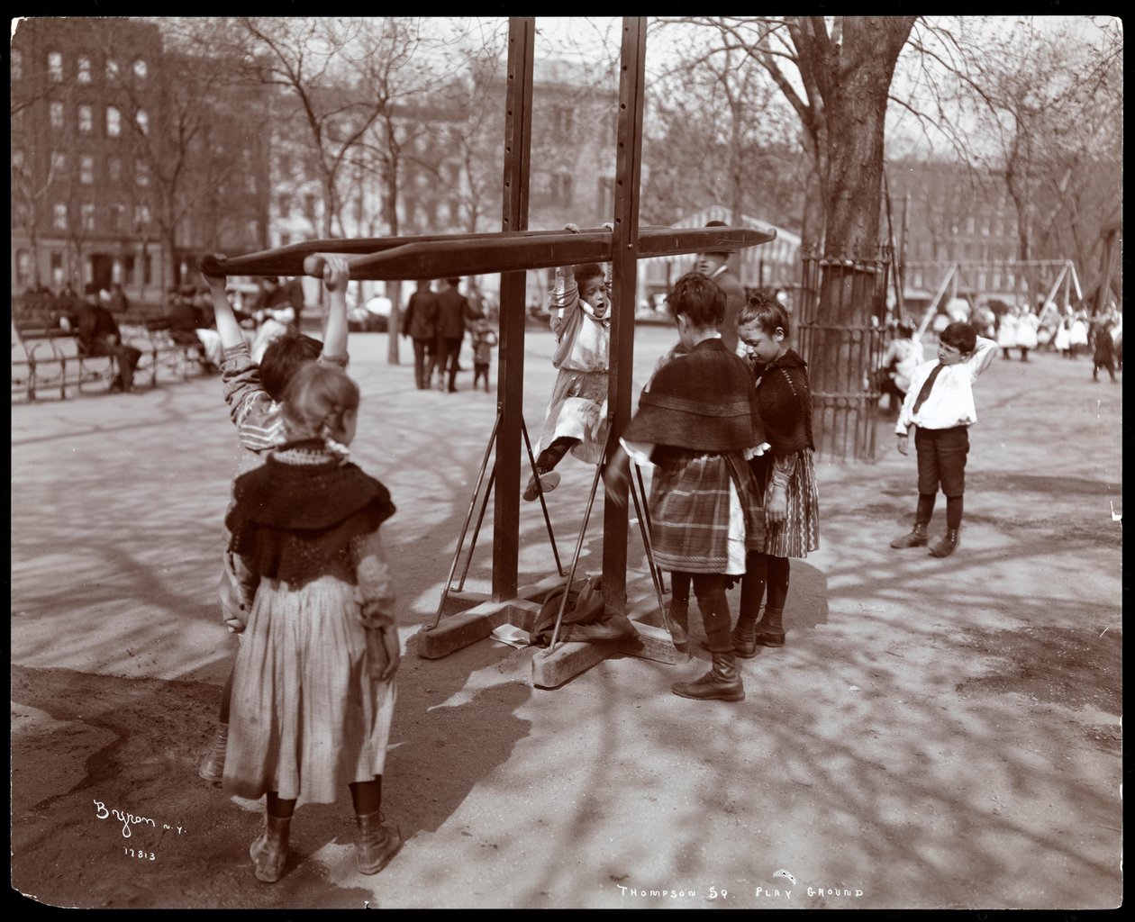 Vista dei bambini che giocano sulle attrezzature del parco giochi a Tompkins Square Park, nel Giorno dell