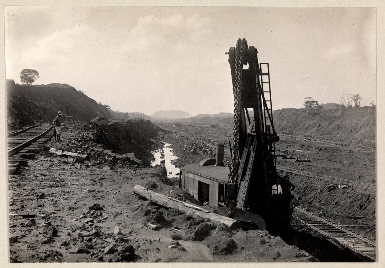 Vista dei lavoratori che scavano il Canale di Panama con binari ferroviari attraverso una trincea e una sorta di macchina scavatrice in primo piano, 1912 o 1913 da Byron Company