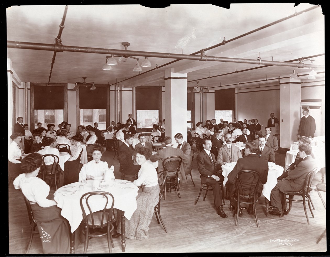 Vista di uomini e donne che cenano in una mensa a Parke, Davis e Co., chimici, Hudson e Vestry Streets, New York, 1910 da Byron Company