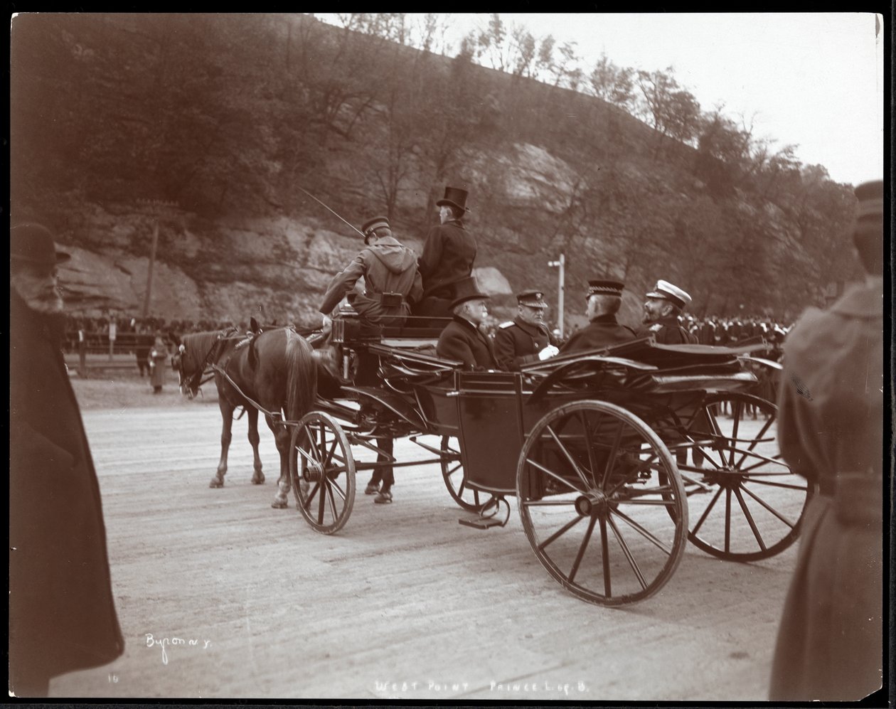 Veduta di uomini militari, incluso il Contrammiraglio Robley Dunglison Evans, e il Principe in una carrozza a West Point, 1905 da Byron Company