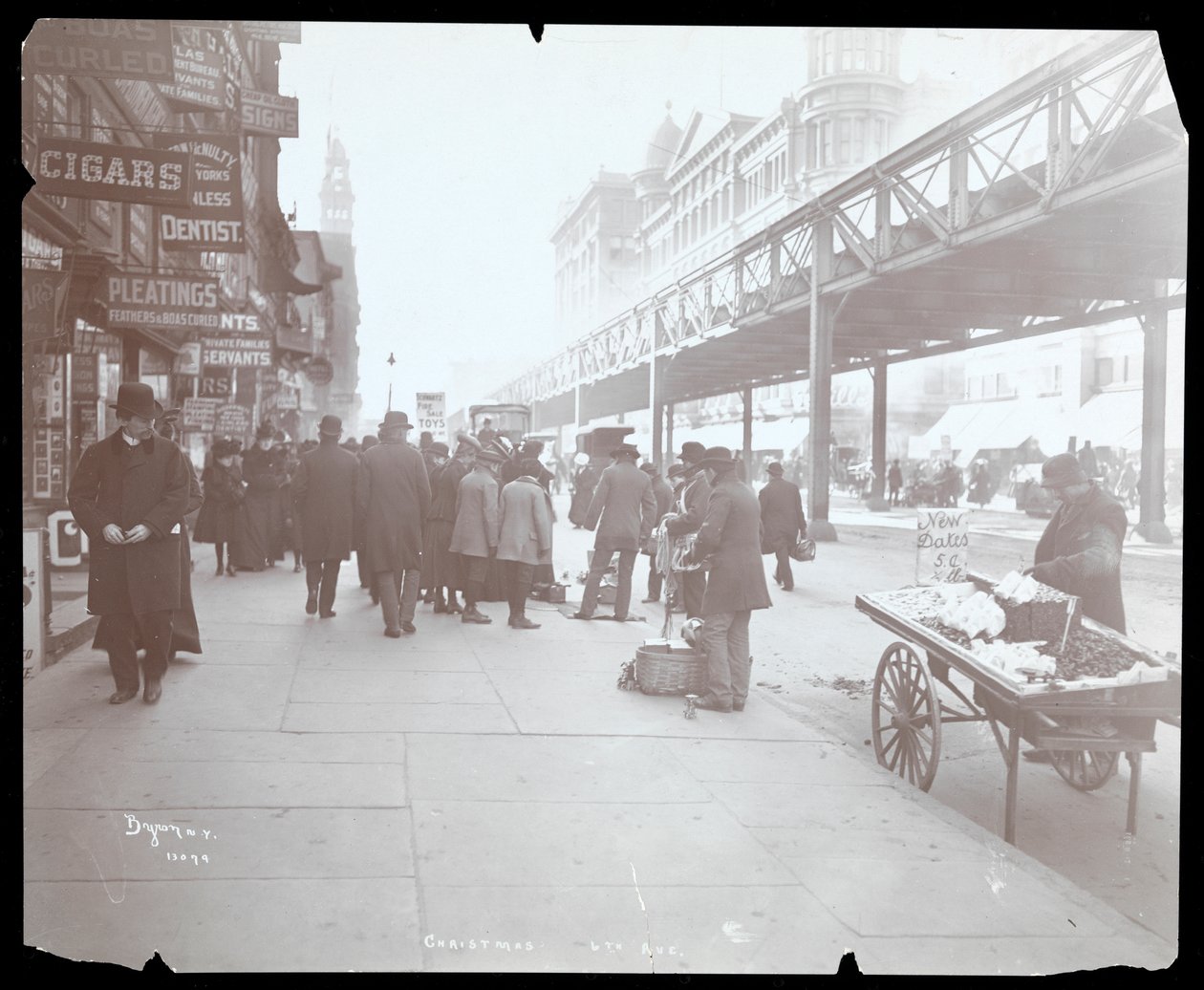 Veduta di venditori ambulanti che vendono giocattoli e datteri sulla 6th Avenue a Natale, New York, 1903 da Byron Company