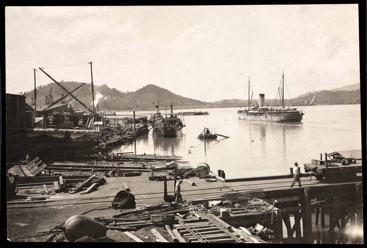 Vista del molo e della nave nel porto di Balboa, Panama, l