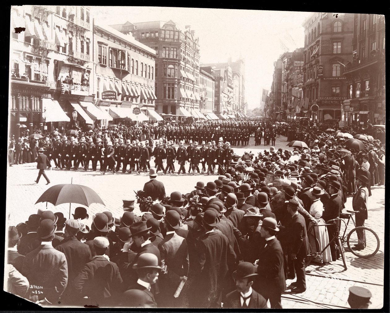 Vista della marcia della polizia in una parata della polizia di New York, New York, 1898 da Byron Company